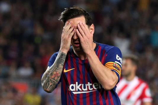 Lionel Messi baalt na een gemiste kans tegen Girona.