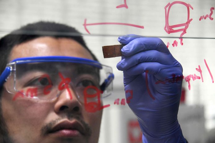 Yu Yanagisawa, een van de onderzoekers die bij toeval ontdekte dat scheuren en krassen in glas zichzelf kunnen herstellen.