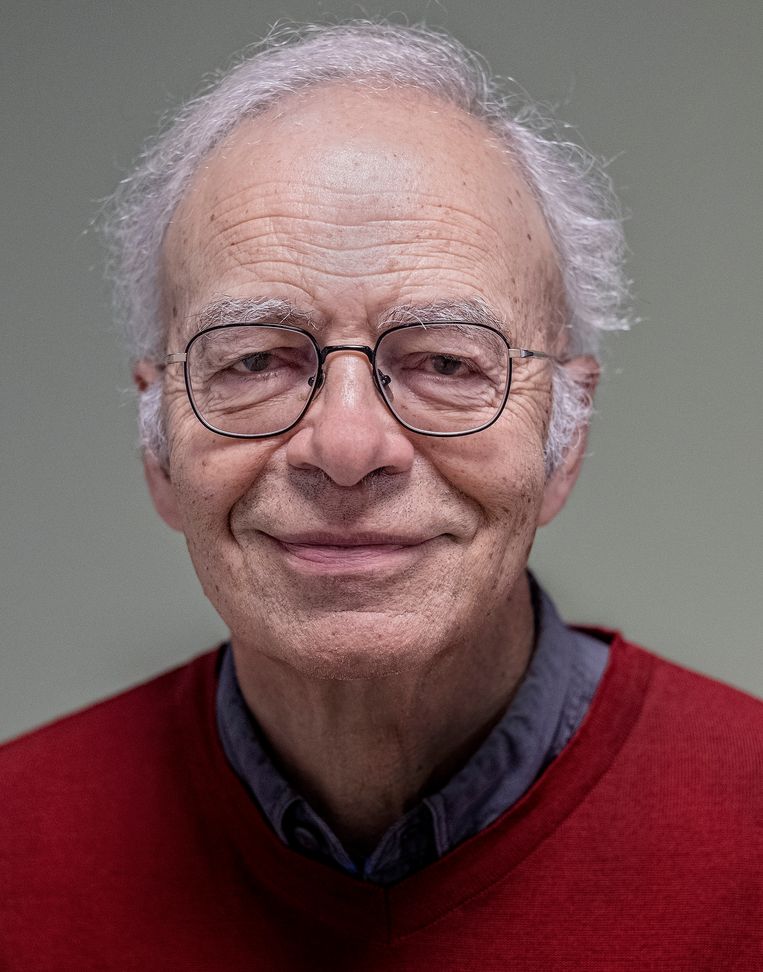 Peter Singer is hoogleraar bio-ethiek aan de Princeton University en Laureate Professor toegepaste filosofie aan de Universiteit van Melbourne. Beïnvloed door: o.a. utilisten Jeremy Bentham en John Stuart Mill. Populariteit: Wordt weleens als ‘de meest invloedrijke levende filosoof ter wereld’ omschreven.

Hij eet sinds 1971 geen vlees, noemt zichzelf nu een ‘flexibele veganist’.

Optimist of pessimist? Optimist. Gelooft dat de wereld steeds iets verbetert. Wat ons overigens niet ontslaat van onze morele verantwoordelijkheid.

Verder betoogt Singer dat we om zoveel mogelijk goeds tot stand te brengen, we zoveel mogelijk van ons geld moeten weggeven aan de meest effectieve goede doelen. Hij geeft zelf een derde van zijn inkomen weg. Beeld Patrick Post