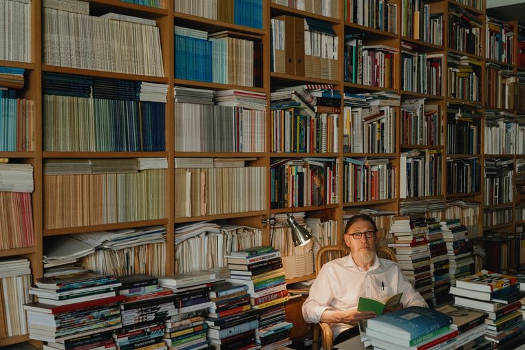 Jean Paul Van Bendegem: 'Geen kat vindt zijn jongen nog in mijn bibliotheek, enkel ikzelf.' Beeld Wouter Van Vooren
