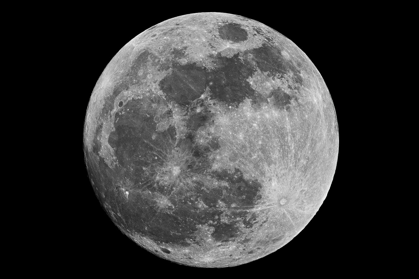Мун россия. Луна в России. Гигантская Луна. Фото Луны из России. Спутник холодная Луна.