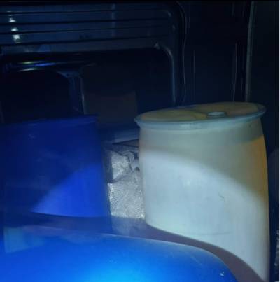 Vaten vol gestolen diesel gevonden in Drongelen, een verdachte aangehouden