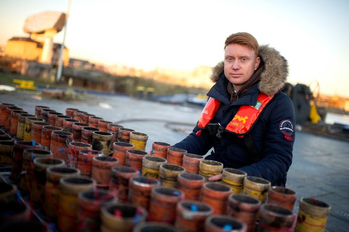 Cliff Hooge bij de opbouw van het vuurwerk in 2019.