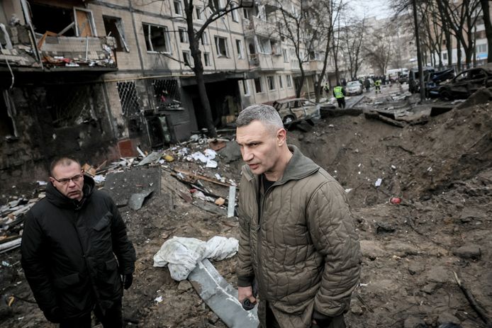 De burgemeester van Kiev ter plaatse bij het beschadigde appartementsgebouw in Kiev na de raketaanval.