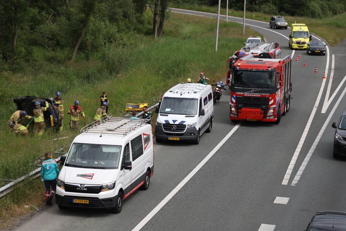De hulpdiensten aan het werk op de A1 bij Hengelo.