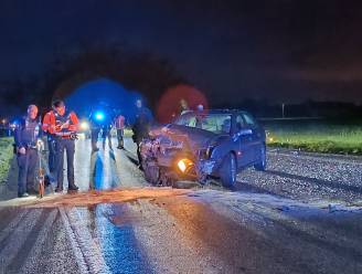 Twee bestuurders gewond bij frontale botsing op N58 in Wervik