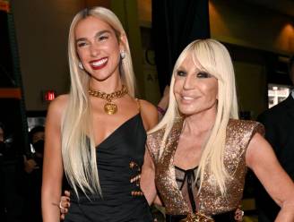Dua Lipa maakte zwoele zomercollectie met Donatella Versace: "Ik hou van onze dynamiek" 