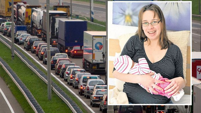 Terwijl de verloskundige in de file stond bracht Erika Rademaker haar dochtertje Sanne (inzet) ter wereld.