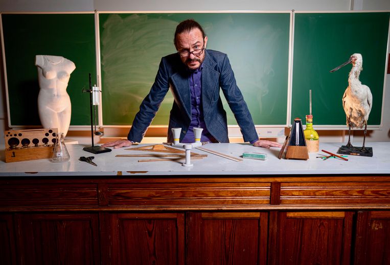 In de vijfdelige humaninterestreeks 'Meneer Vanneste' duikt Tijs Vanneste in het Vlaamse onderwijs en gaat hij zelf als tijdelijke leerkracht voor de klas staan. Beeld © VRT