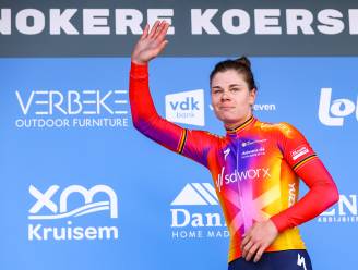 “We reden met twee rond”: enkele dagen nadat ze haar broer verloor, knalt Lotte Kopecky naar zege in Nokere Koerse
