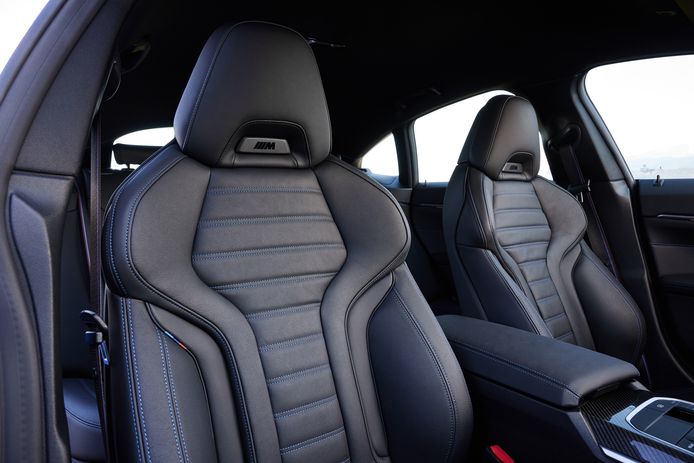 De sportstoelen in de M50 zijn vrijwel perfect van vorm en geven uitstekende steun