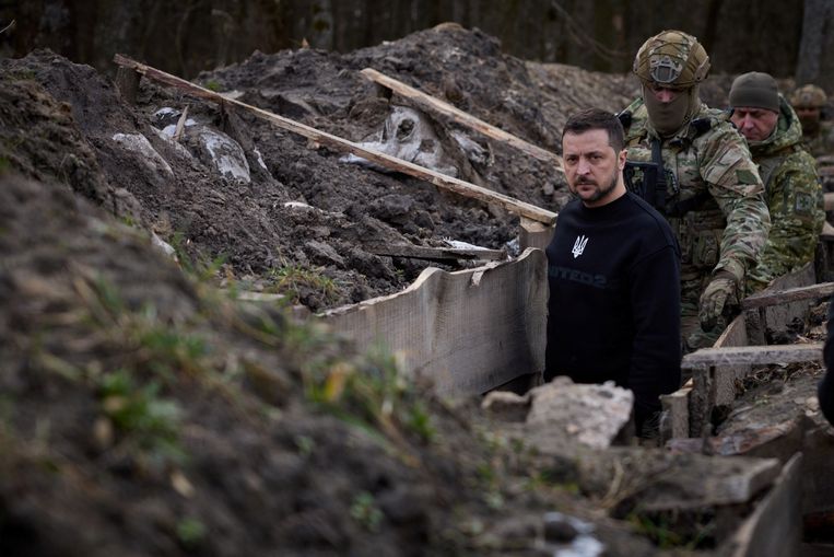 Zelensky op bezoek aan het front in de regio Soemy. Beeld via REUTERS