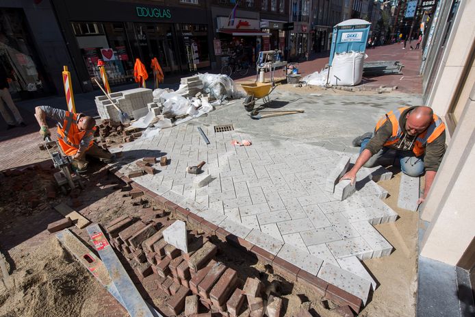 De gemeente Eindhoven liet in april 2020 proefstroken leggen met de nieuwe steentjes voor de binnenstad. Foto DCI Media