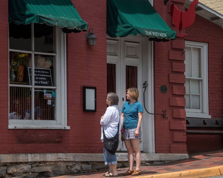 Nieuwsgierigen voor restaurant The Red Hen. Beeld AP