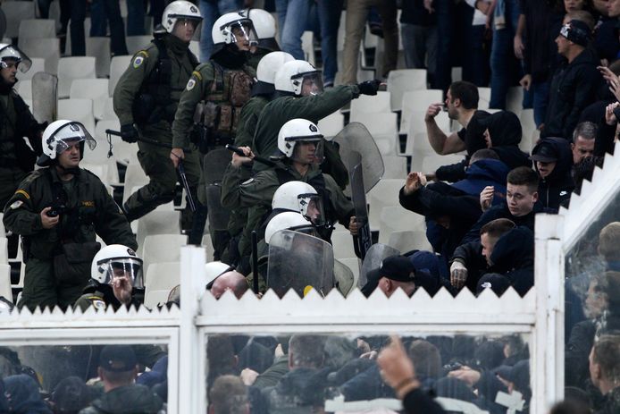 Het ging er hard aan toe in het vak van Ajax-fans.