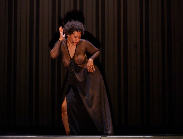 Julia Bullock is confronterend groots als Joséphine Baker in het Opera Forward Festival. Beeld Ruth Walz