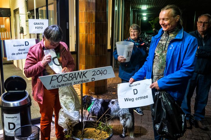 Protestactie bij het gemeentehuis in De Steeg tegen beperkte afsluiting van de Posbank, in oktober vorig jaar.