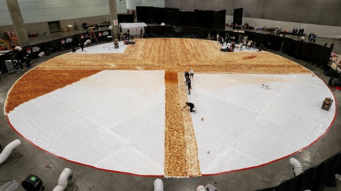 La confection de cette pizza de 1.310 m² a duré trois jours entiers.