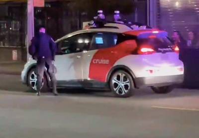 “Hilarisch”: beelden tonen verbaasde politieman bij controle van zelfrijdende taxi