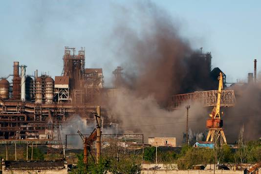 Rook aan metaalfabriek Azovstal tijdens mortiervuur in Marioepol.