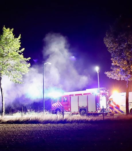 Auto botst tegen bomen en vliegt in brand: twee mensen naar het ziekenhuis