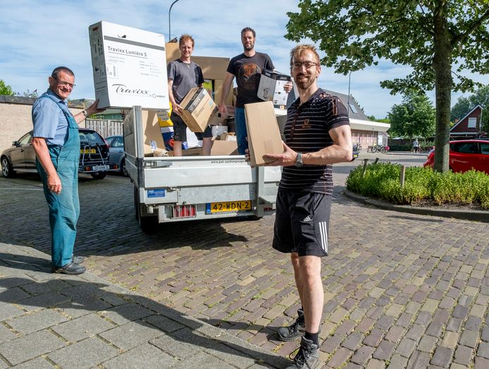 Oud papier ophalen voor goede gesprekken en brengt geld op voor