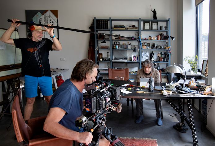 Frank Lammers tijdens opnames op de filmset, een appartement op Strijp-S