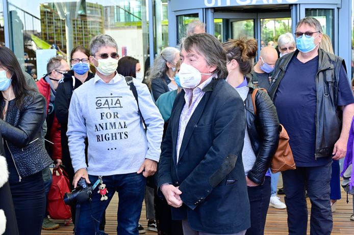 Michel Vandenbosch en andere GAIA-sympathisanten waren aanwezig in het Antwrepse justitiepaleis.