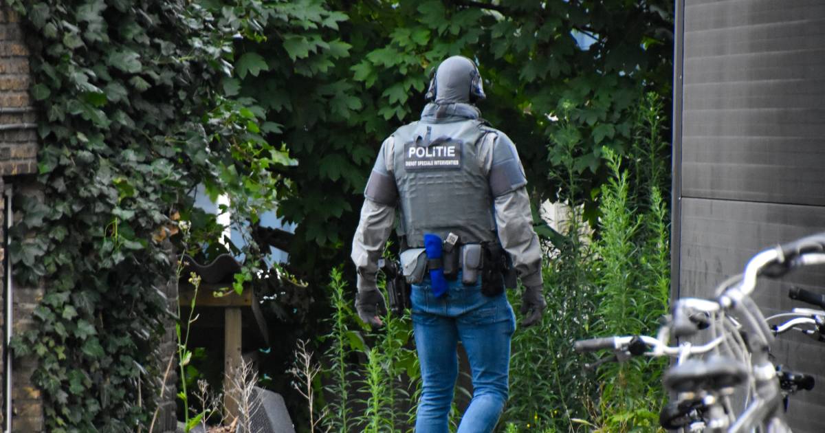 Arrestatieteam beukt garagedeuren open: wie draait op voor de schade?.
