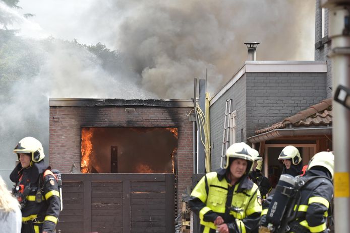 Grote brand verwoest houtbedrijf in Teteringen