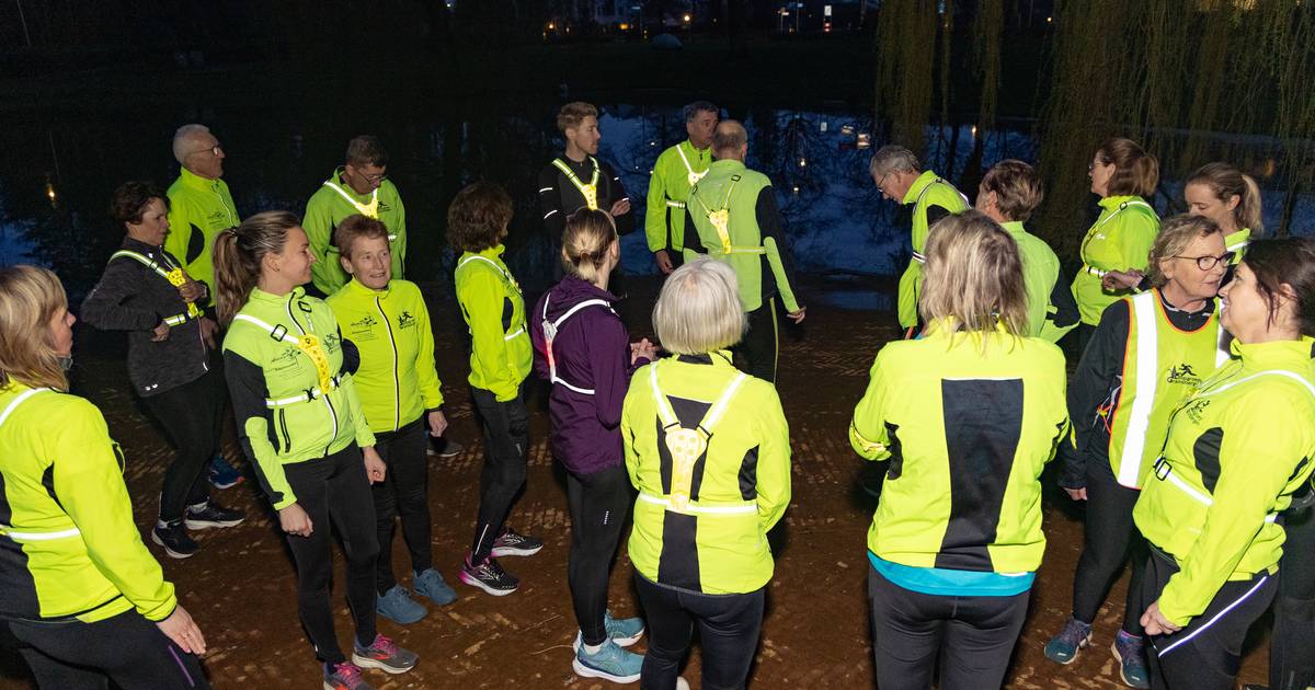 Loopgroep Gramsbergen rent met bevrijdingsvuur uit Wageningen naar nieuw festival in eigen plaats