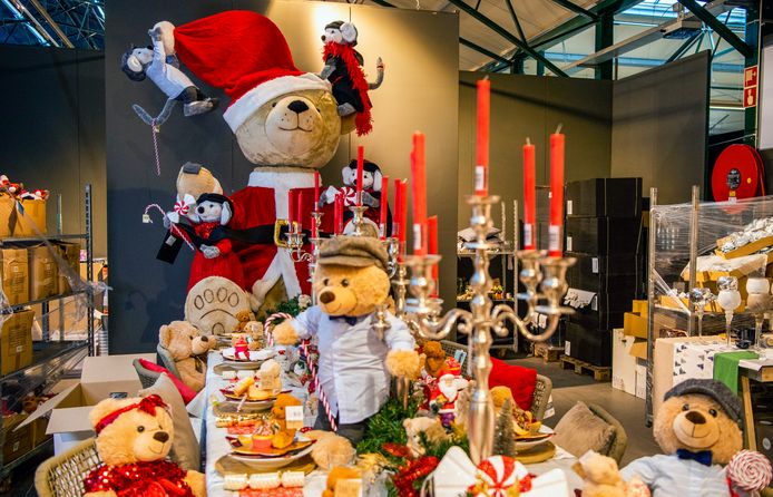 Rijk versierde tafels, want veel mensen vieren kerst dit jaar thuis.