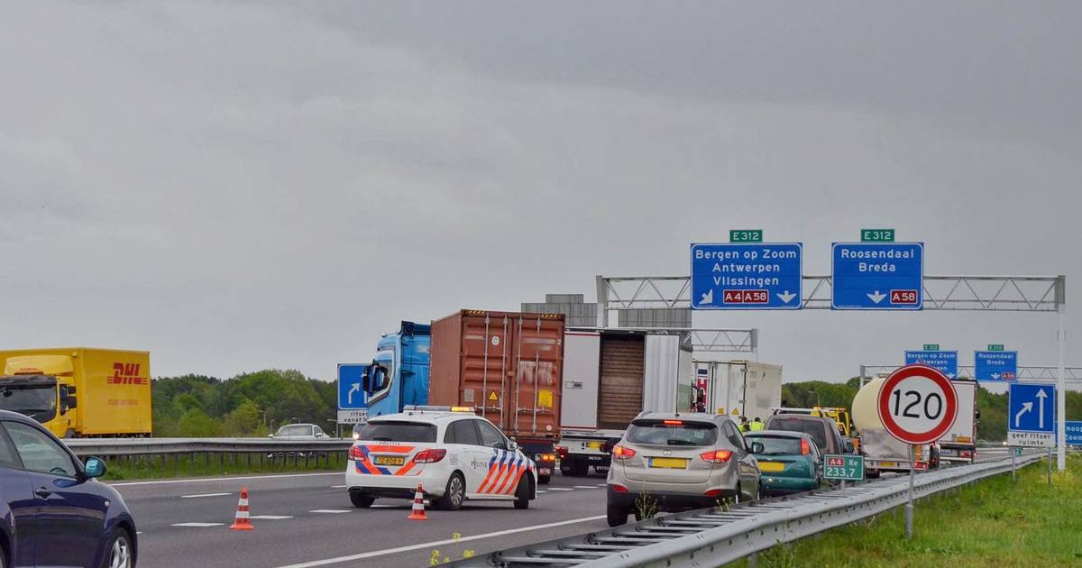 Ongeluk met vrachtwagen op A4 bij Bergen op Zoom: snelweg dicht.