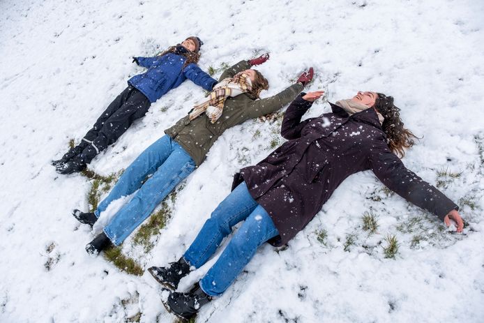 Er is toch niets leuker om in de sneeuw te spelen? Studievriendinnen Ella Titterington, Violet Duval-Johnson en Helen Blankenburgh nemen het ervan in het Molenwaterpark in  Middelburg.