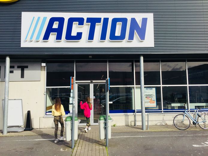 houd er rekening mee dat aan de andere kant, Leerling Dief (37) loopt Action-winkel buiten met tuinset en soundbar, maar scant  enkel... hondenpoepzakjes | Diksmuide | hln.be