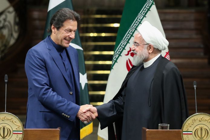De Pakistaanse premier Imran Khan (l) vandaag met de Iraanse president Hassan Rohani (r) in Teheran.
