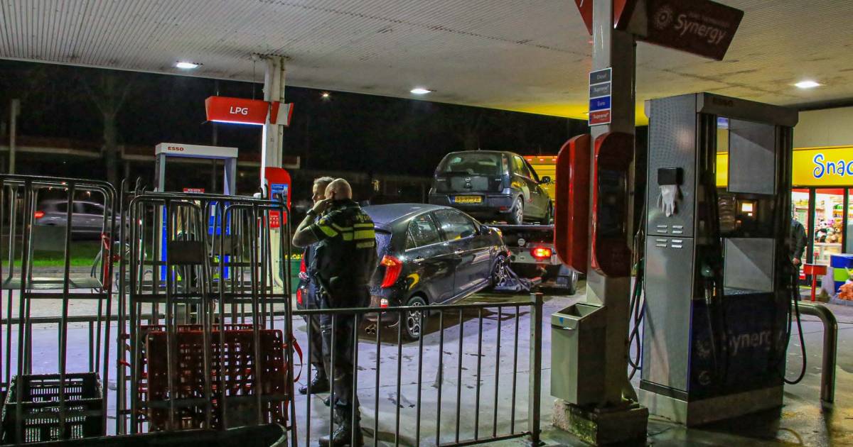 Politie houdt drie personen aan en neemt twee auto's in beslag na bedreiging in Helmond.