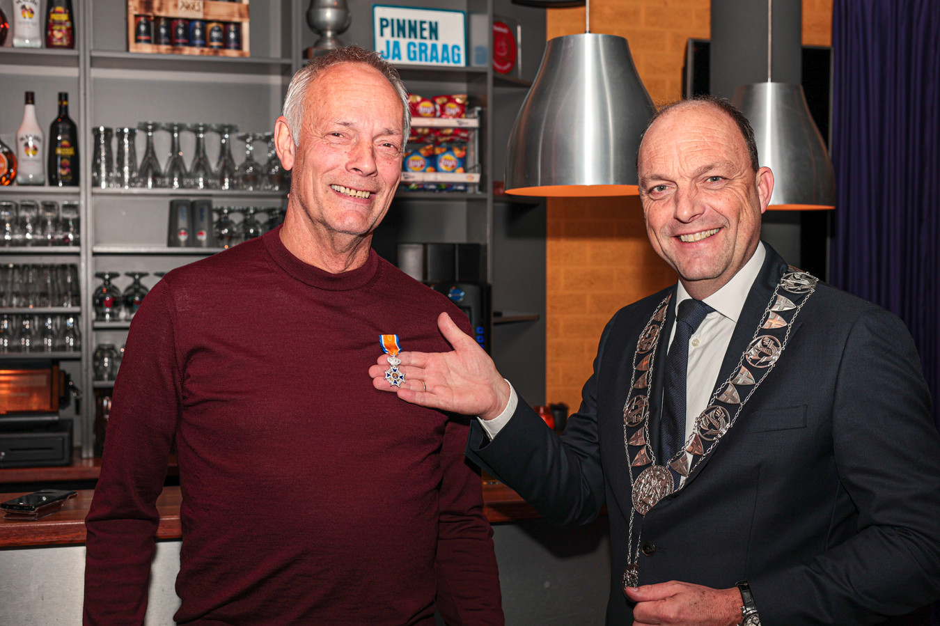 Jan Stavenuiter kreeg de koninklijke onderscheiding uit handen van burgemeester Peter Snijders.