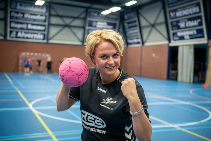 Stevo-trainster Laura Gruben wil haar jonge ploeg niet te veel druk op leggen, maar weet dat haar team toe is aan handbal op divisieniveau.