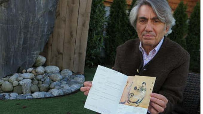 Verzamelaar Francesco Plateroti toont het echtheidscertificaat van het Chinese kunstwerk uit de 13de eeuw dat hij op de trein liet liggen.