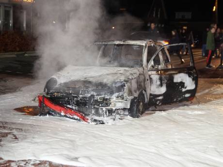 Autobrand op beruchte kruising in Veen