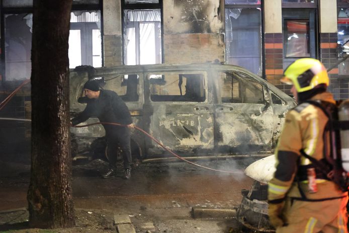 Een politiebusje brandde voor het Opera House.  Het Hall Center zelf werd ook zwaar beschadigd.