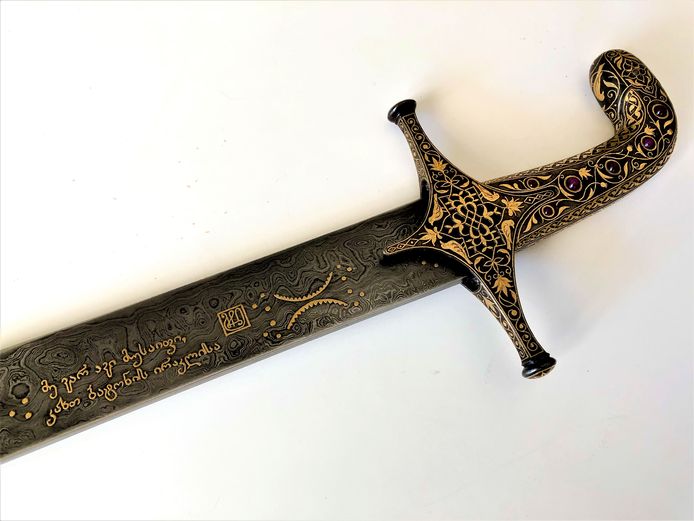 Zwaard ingelegd met goud en robijnen.