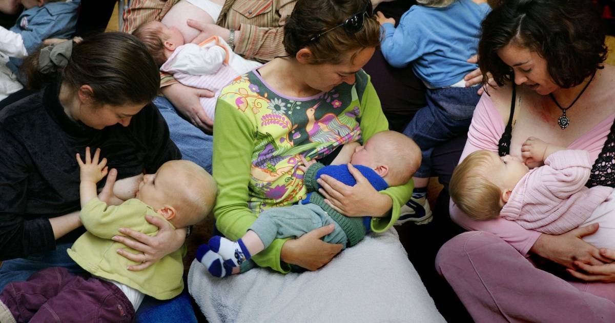 Aflevering van de borstvoeding van een familieman