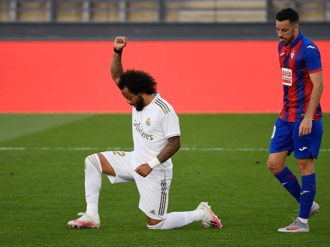 UEFA-baas prijst voetballers die afstand nemen van racisme