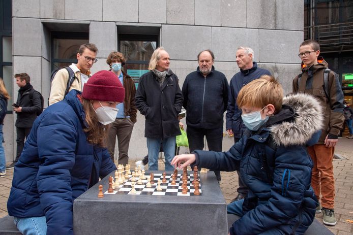 Voortaan kan je in Wettteren ook schaken in openlucht op de Markt ter hoogte van de bibliotheek.