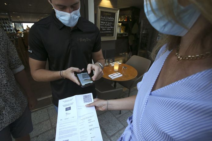 Le pass sanitaire sera demandé pour accéder aux cafés et restaurants français dès ce lundi.