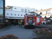 Brandweer rukt massaal uit na rookontwikkeling in woonzorgcentrum Hoge Es; bewoners tijdelijk uit het pand geëvacueerd