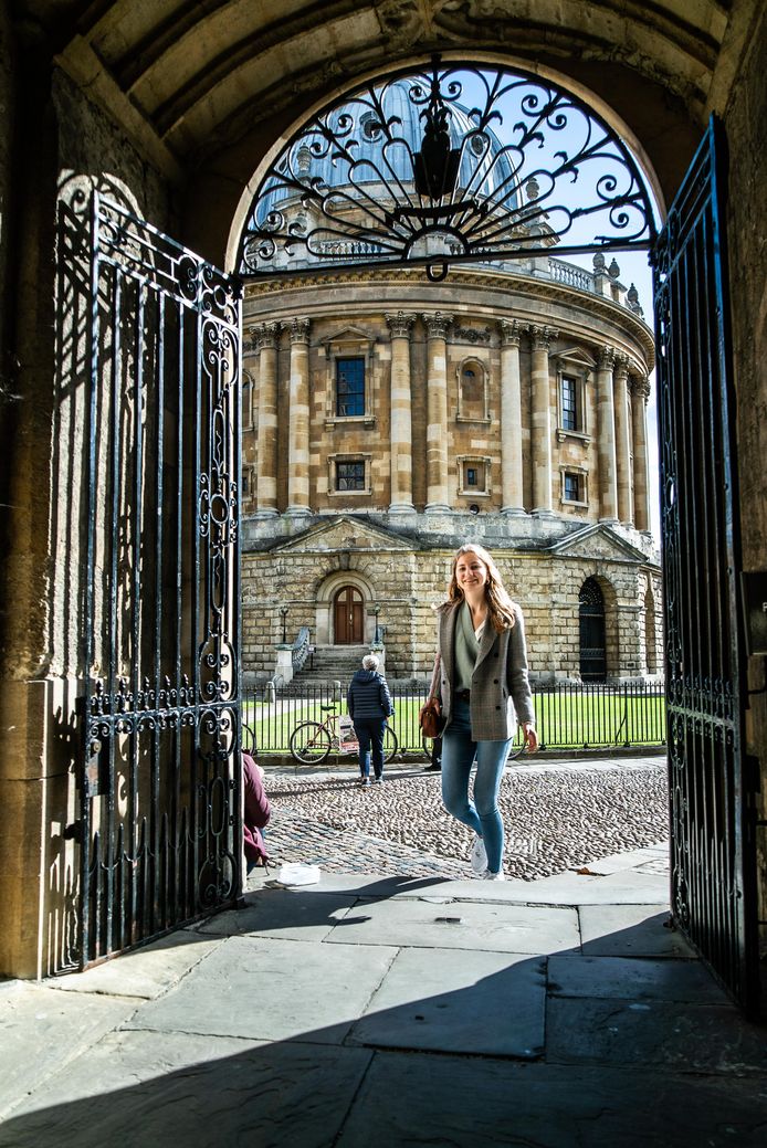 Prinses Elisabeth wandelt op Radcliffe Square. Op de achtergrond is de Radcliffe Camera te zien.