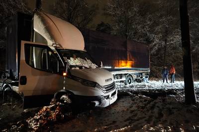 Vrachtauto raakt in de slip door gladheid en botst tegen boom in Rijen